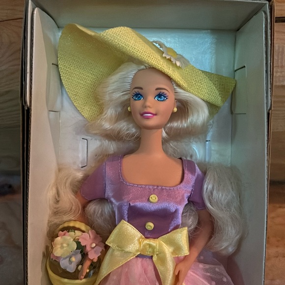 Avon Exclusive NWT/NIB Spring Blossom Barbie 11.5 Inch 1995 - Picture 2 of 10